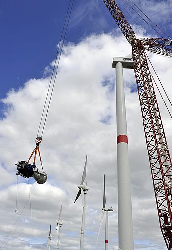 Aufbau einer großen Windkraftanlage