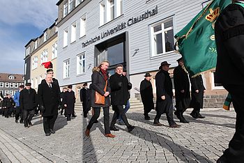 Menschen während des Bergdankfestes