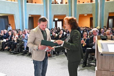 Preisträger erhält Urkunde.