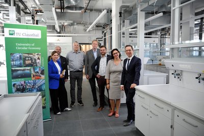 Gruppe von sechs Personen im Inneren eines Praktikumssaals. 