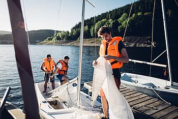 Menschen bereiten sich auf das Segeln vor