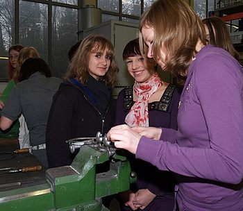 Studierende arbeiten mit einem Schraubstock in einem Workshop