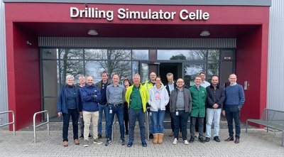 Eine Gruppe steht vor dem Haupteingang des Forschungszentrums Drilling Simulator Celle.