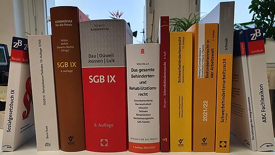 Bücher auf einem Tisch