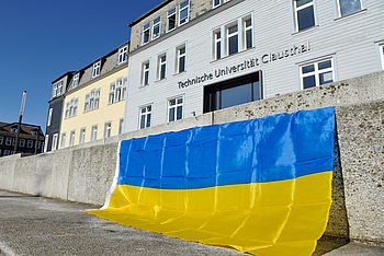 Ukranische Flagge vor dem Hauptgebäude der TU Clausthal