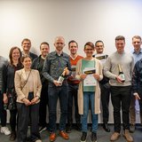 Gewinnerinnen und Gewinner vom Wettbewerb posieren gemeinsam mit Jury.