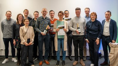 Gewinnerinnen und Gewinner vom Wettbewerb posieren gemeinsam mit Jury.