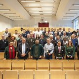 Gruppe mit rund 50 Personen im Hörsaal. 