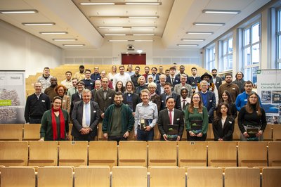 Gruppe mit rund 50 Personen im Hörsaal. 