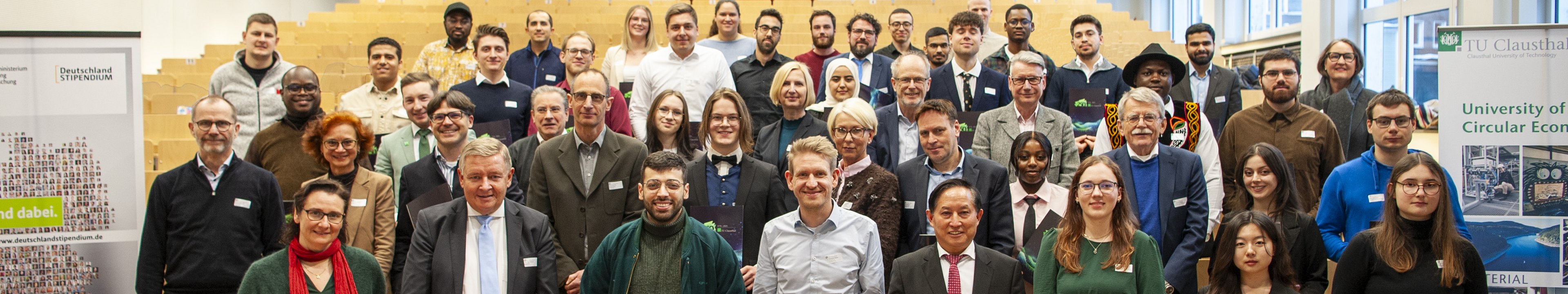 Gruppe mit rund 50 Personen im Hörsaal. 