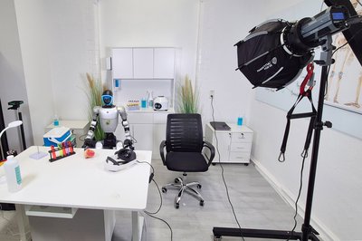 Blick in ein Labor mit einem humanoidem Roboter. 