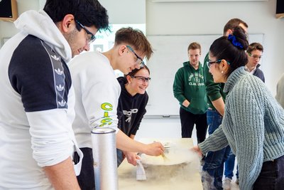 Schüler machen chemische Experimente