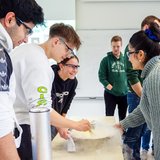 Schüler machen chemische Experimente