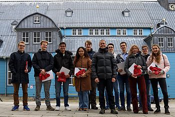 Menschen stehen nebeneinander vor dem Hauptgebäude der TU Clausthal