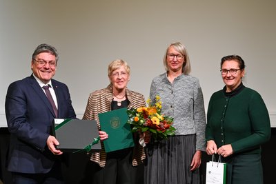 Übergabe der Urkunde. 