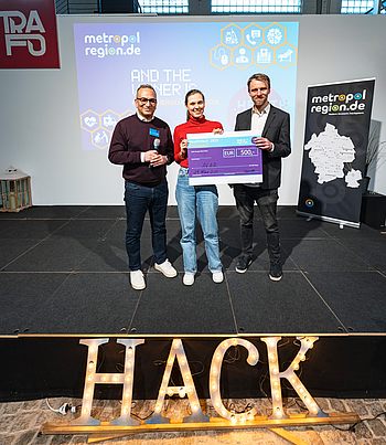 Team AVAR steht auf der Bühne mit ihrem Check zum 2. Platz. 
