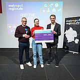 Team AVAR steht auf der Bühne mit ihrem Check zum 2. Platz. 