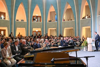Aula gefüllt mit Menschen