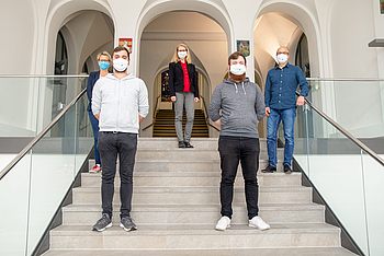 Personen stehen auf der Treppe 