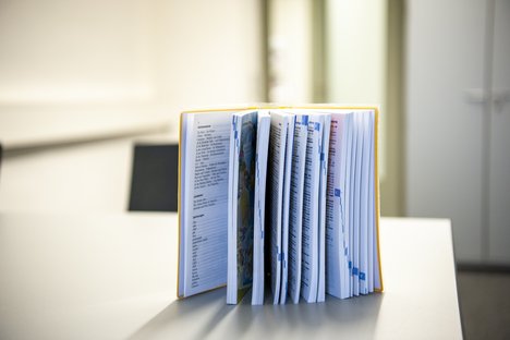 Aufgeblättertes Buch steht auf einem Tisch