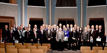 Menschen nebeneinander auf der Bühne 