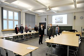 Personen stehen in einem großen Konferenzraum