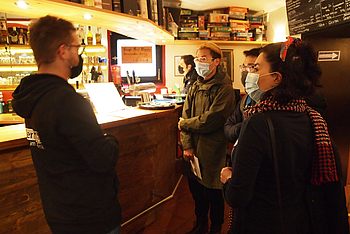 Menschen vor der Bar im Kellerclub