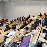 Studierende im Hörsaal bei einer Vorlesung