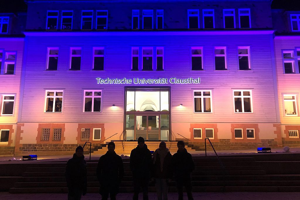 Das Hauptgebäude der TU Clausthal beleuchtet in den Farben der ukrainischen Flagge