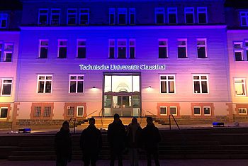 Das Hauptgebäude der TU Clausthal beleuchtet in den Farben der ukrainischen Flagge