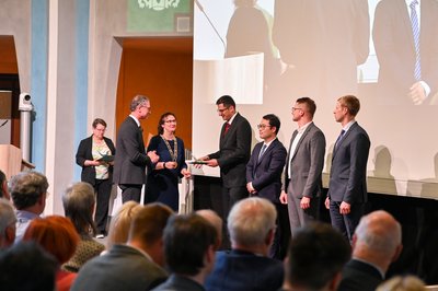 Übergabe der Urkunden vor dem Publikum.