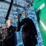 Zwei Forschende arbeiten im Wasserelektrolyse-Testfeld der TU Clausthal.