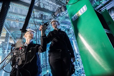 Zwei Forschende arbeiten im Wasserelektrolyse-Testfeld der TU Clausthal.