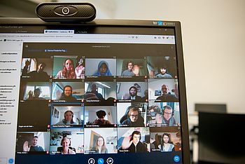 Online-Videokonferenz auf einem Monitor