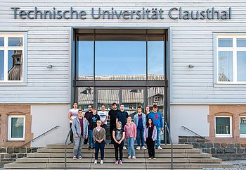 Menschen stehen vor dem Hauptgebäude der TU Clausthal