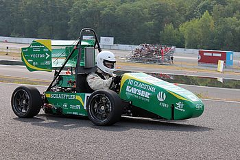 Person beim Fahren des Elektrorennwagens der TU Clausthal