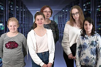 Menschen in einem Serverraum