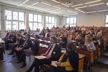 Personen in einem Hörsaal in einer Präsentation