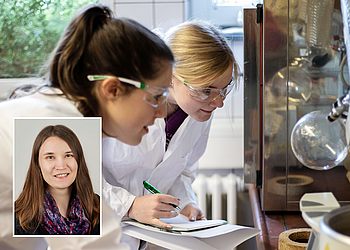 Zwei Studenten mit Schutzbrillen schauen auf ein Gerät 
