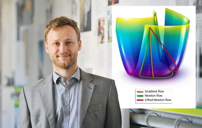 Ein Mann steht vor einer Wand, im Hintergrund ist ein wissenschaftliches Themenbild zu sehen.