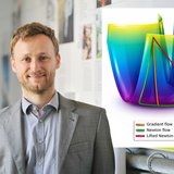 Ein Mann steht vor einer Wand, im Hintergrund ist ein wissenschaftliches Themenbild zu sehen.