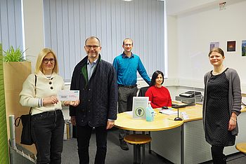 Menschen nebeneinander in einem Büro