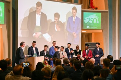 Absolventinnen und Absolventen erhalten ihre Urkunden.