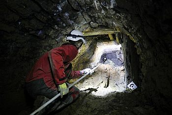 Eine Person hält eine Kamera in einem Tunnel