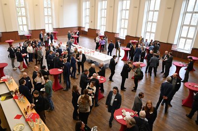 Gäste netzwerken in der Aula.