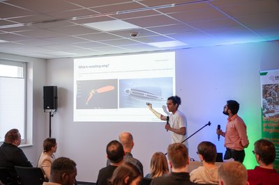 Team präsentiert sein Idee. 