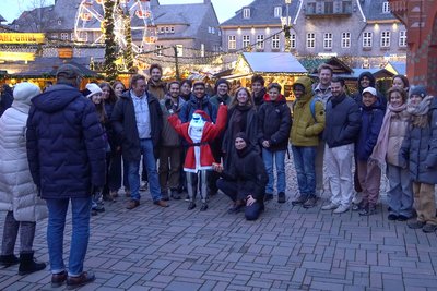 Gruppenbild mit humanoidem Roboter auf dem Goslarer Weihnachtsmarkt. 