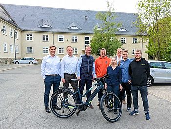 Menschen neben einem Elektrofahrrad