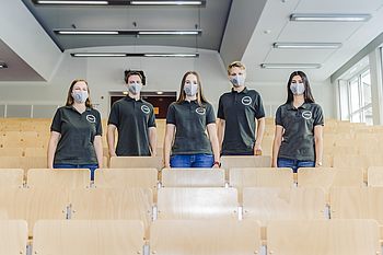 Studenten mit Masken in einem Hörsaal