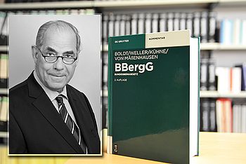 Grünes Buch neben dem Porträt einer Person